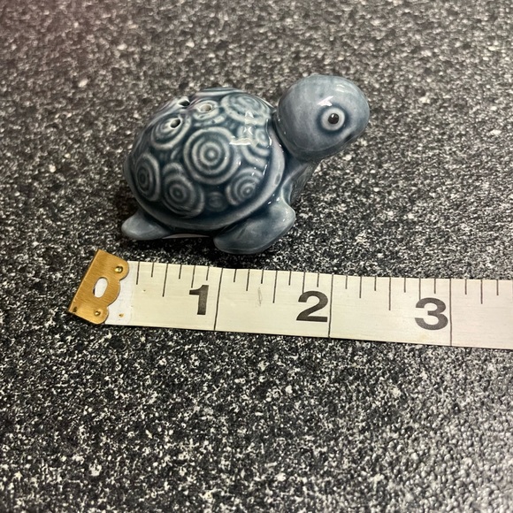3/$10 Turtle Salt & Pepper Shakers- Cracker Barrel - Picture 6 of 12